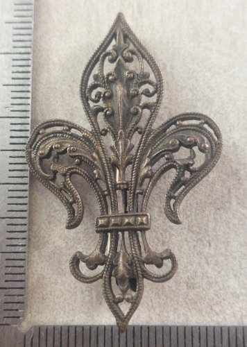 Ancienne broche, décor fleur de lys, en métal argenté