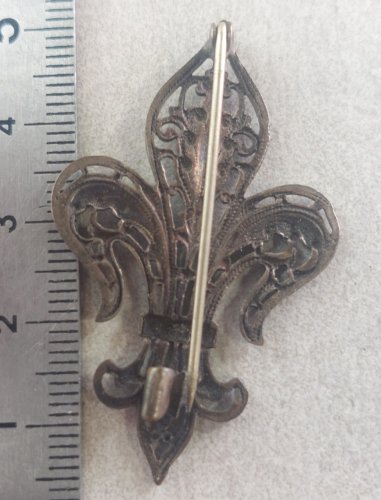 Ancienne broche, décor fleur de lys, en métal argenté