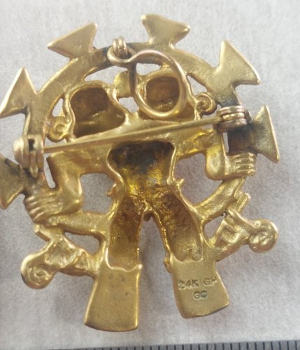 Ancienne broche décor Inca / Aztèque, en métal doré