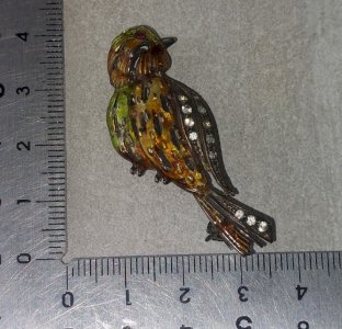 Ancienne broche, décor oiseau, en argent, multicolore ^