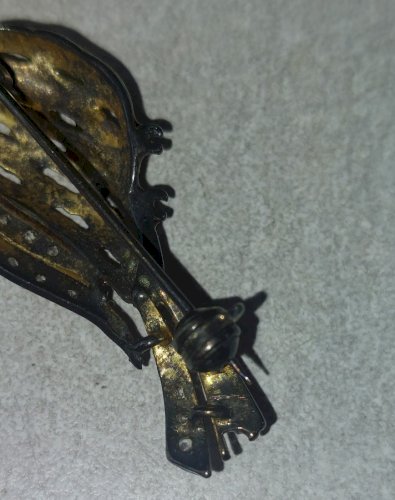 Ancienne broche, décor oiseau, en argent, multicolore ^