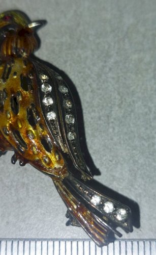 Ancienne broche, décor oiseau, en argent, multicolore ^
