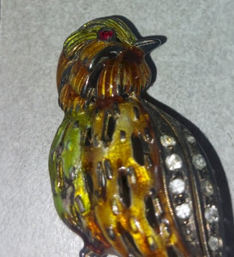 Ancienne broche, décor oiseau, en argent, multicolore ^