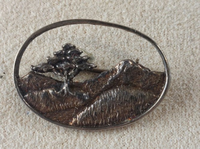 Ancienne broche, décor paysage avec arbre, en argent massif
