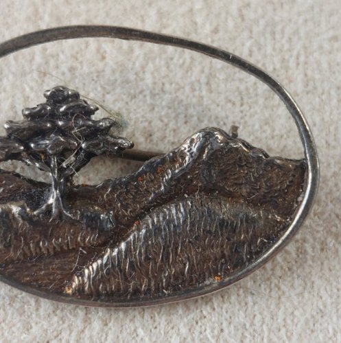 Ancienne broche, décor paysage avec arbre, en argent massif
