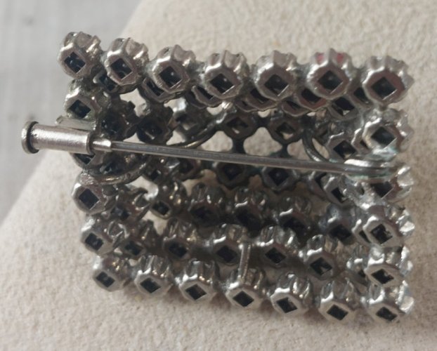 Ancienne broche, décor strass / cristal, en métal argenté, vintage