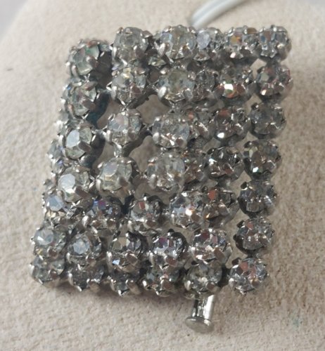 Ancienne broche, décor strass / cristal, en métal argenté, vintage