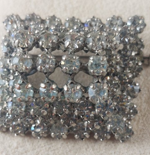 Ancienne broche, décor strass / cristal, en métal argenté, vintage