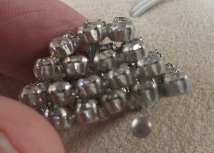 Ancienne broche, décor strass / cristal, en métal argenté, vintage