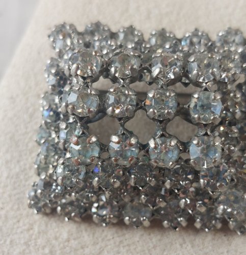 Ancienne broche, décor strass / cristal, en métal argenté, vintage