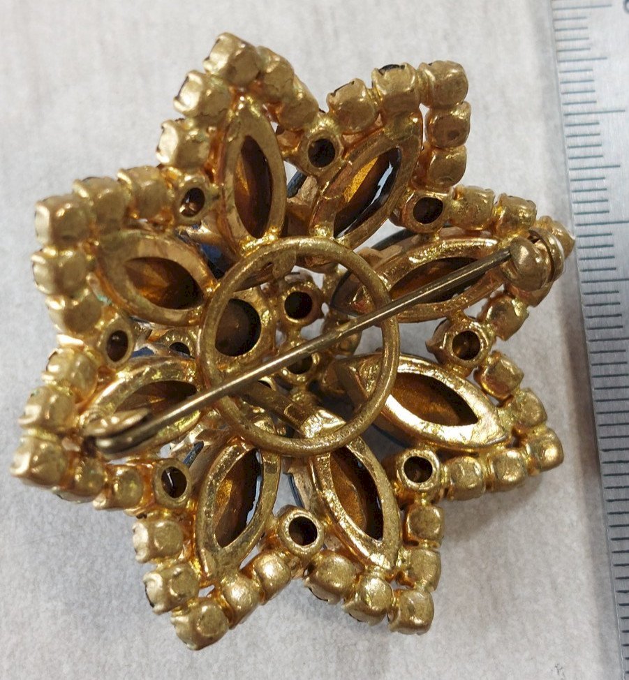 Broche Ancienne En Métal Doré Avec Strass - Occasion, Couleur Dorée