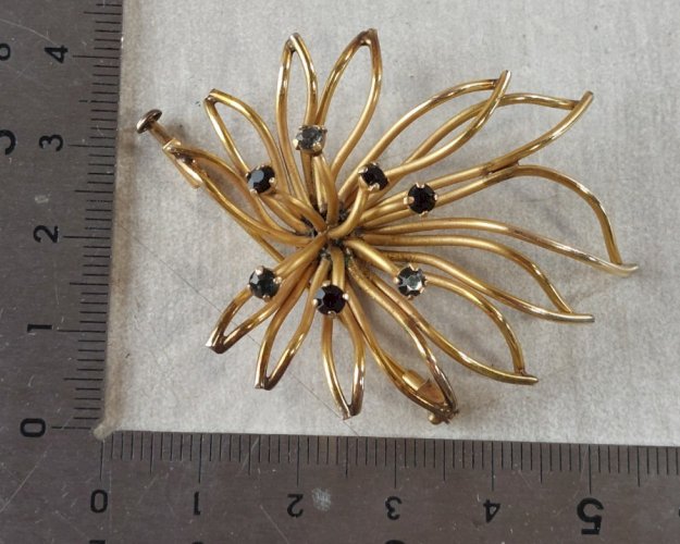 Ancienne broche décor strass, en plaqué or, Murat