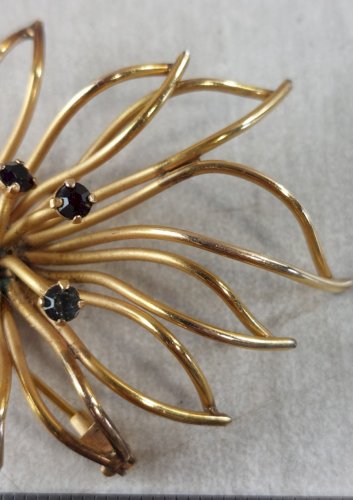 Ancienne broche décor strass, en plaqué or, Murat