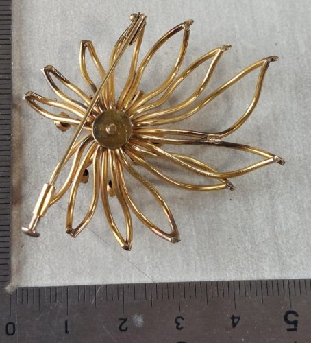 Ancienne broche décor strass, en plaqué or, Murat