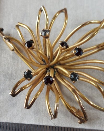 Ancienne broche décor strass, en plaqué or, Murat