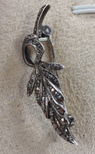 Ancienne broche, en argent, décor marcassites