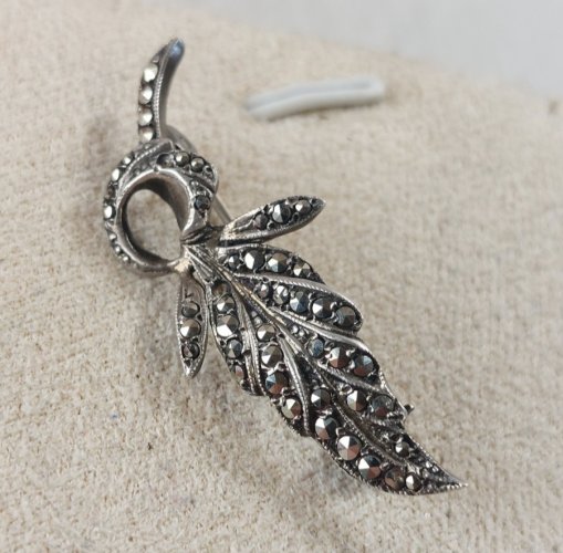 Ancienne broche, en argent, décor marcassites