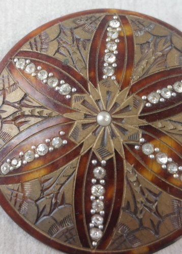 Ancienne broche en bois sculpté, strass et perles, style écaille de tortue