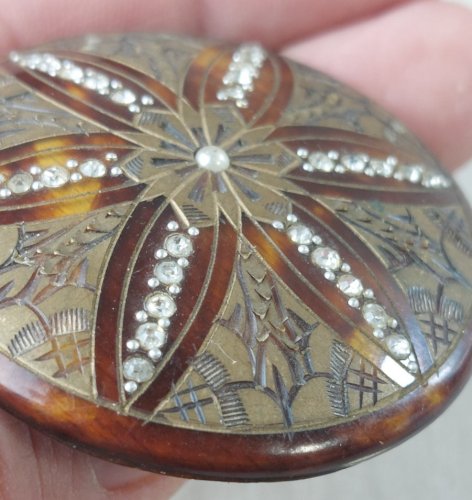 Ancienne broche en bois sculpté, strass et perles, style écaille de tortue