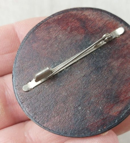 Ancienne broche en bois sculpté, strass et perles, style écaille de tortue