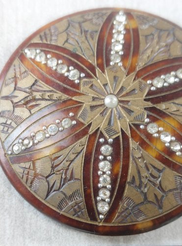 Ancienne broche en bois sculpté, strass et perles, style écaille de tortue