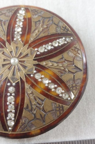 Ancienne broche en bois sculpté, strass et perles, style écaille de tortue