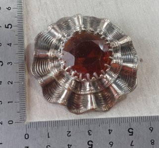 Ancienne broche en métal argenté et résine orange, vintage