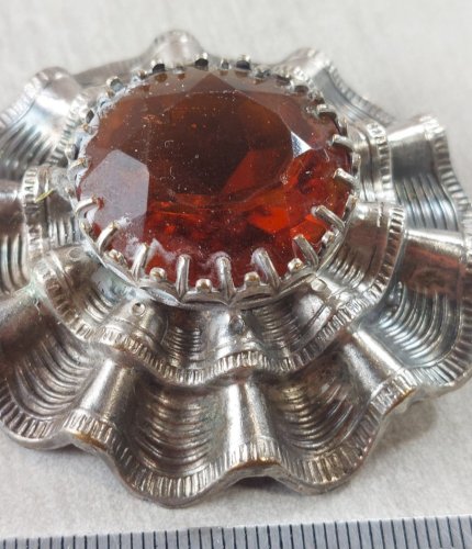 Ancienne broche en métal argenté et résine orange, vintage