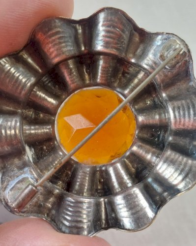 Ancienne broche en métal argenté et résine orange, vintage