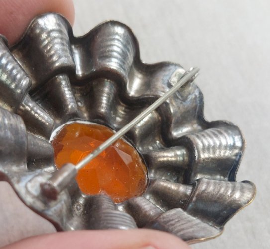Ancienne broche en métal argenté et résine orange, vintage