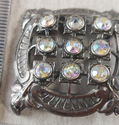 Ancienne broche en métal argenté et strass, vintage