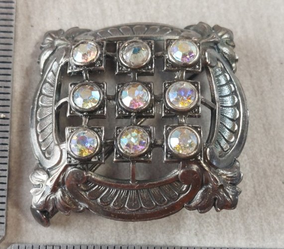 Ancienne broche en métal argenté et strass, vintage