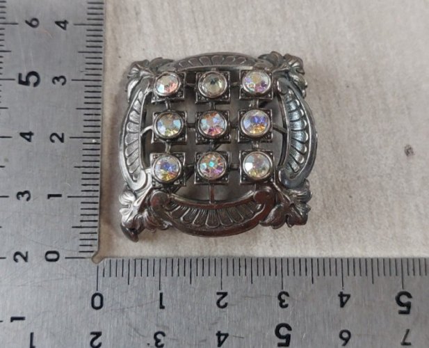 Ancienne broche en métal argenté et strass, vintage
