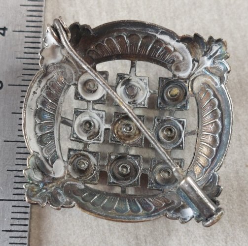 Ancienne broche en métal argenté et strass, vintage