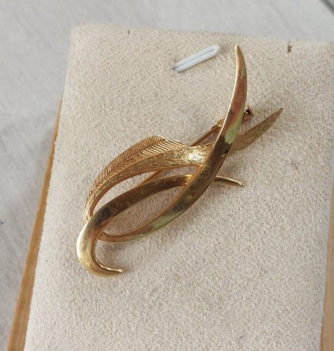 Ancienne broche en métal doré, art déco