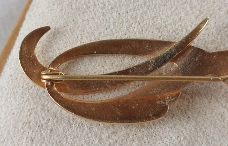 Ancienne broche en métal doré, art déco