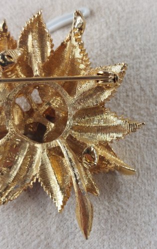 Ancienne broche, en métal doré, décor feuilles / fleur