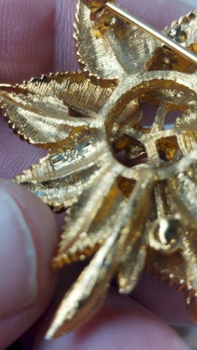 Ancienne broche, en métal doré, décor feuilles / fleur
