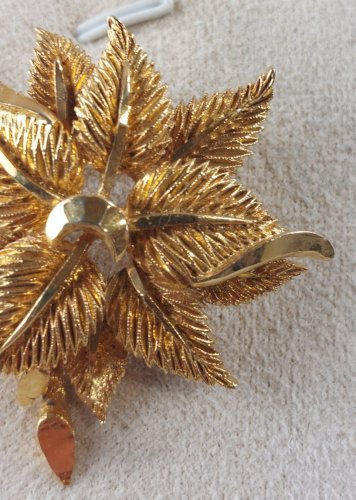Ancienne broche, en métal doré, décor feuilles / fleur