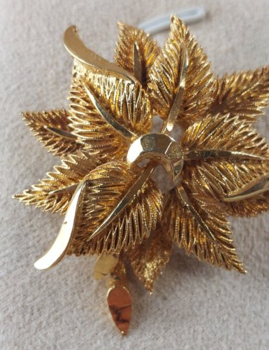 Ancienne broche, en métal doré, décor feuilles / fleur