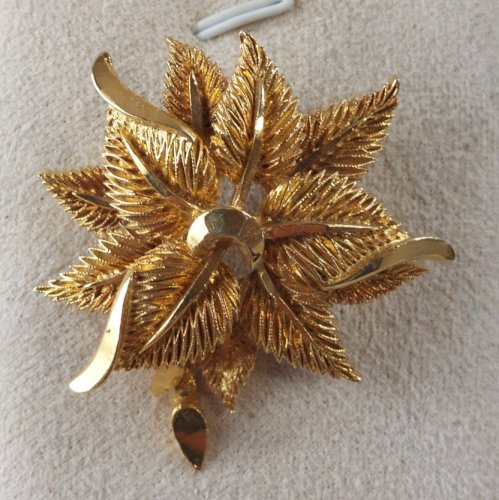 Ancienne broche, en métal doré, décor feuilles / fleur
