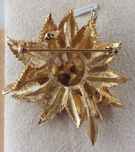 Ancienne broche, en métal doré, décor feuilles / fleur