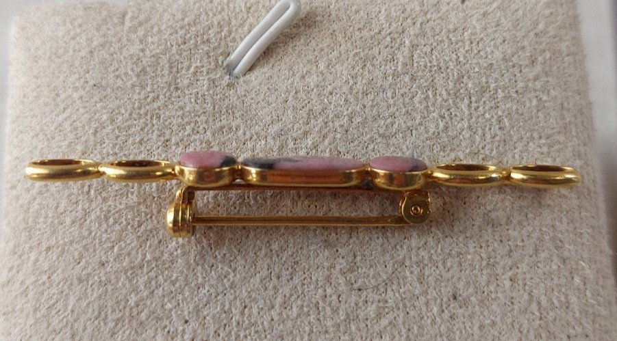 Ancienne broche en métal doré, décor pierre rose ^
