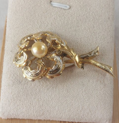 Ancienne broche, en métal doré et perle nacrée, vintage