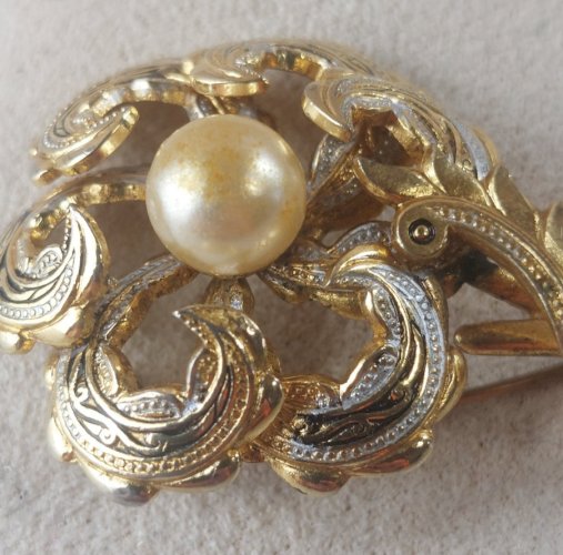 Ancienne broche, en métal doré et perle nacrée, vintage