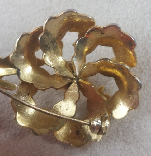 Ancienne broche, en métal doré et perle nacrée, vintage