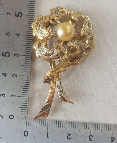 Ancienne broche, en métal doré et perle nacrée, vintage
