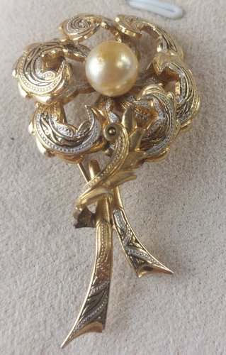 Ancienne broche, en métal doré et perle nacrée, vintage