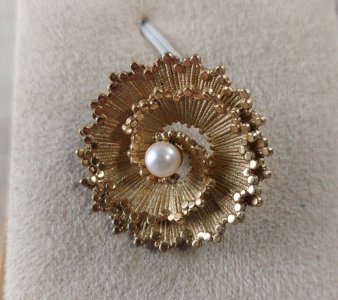 Ancienne broche, en métal doré et perles, Amerikaner AD Andreas Daub