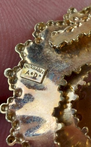 Ancienne broche, en métal doré et perles, Amerikaner AD Andreas Daub